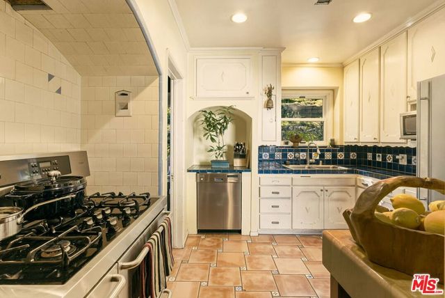 3916 Scandia Way, Los Angeles, CA 90065