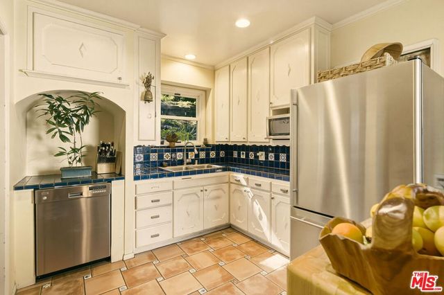 3916 Scandia Way, Los Angeles, CA 90065