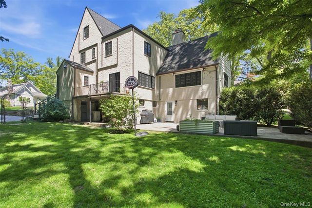 1 Aviemore Drive, New Rochelle, NY 10804