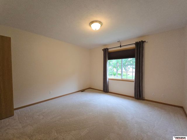 7433 S 16th Street, Lincoln, NE 68512