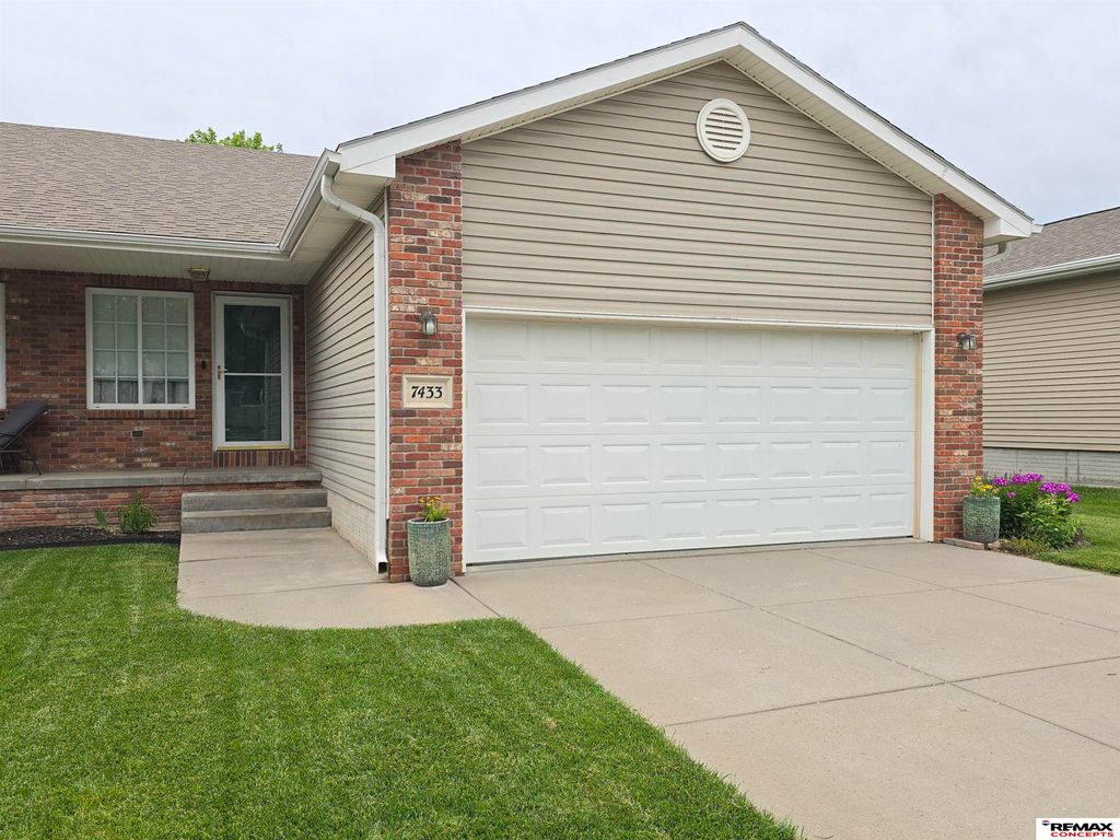 7433 S 16th Street, Lincoln, NE 68512