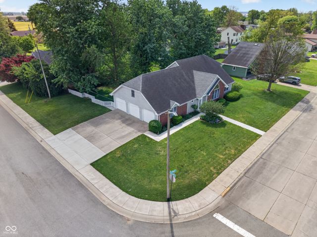 112 Cardinal Drive E, Seymour, IN 47274