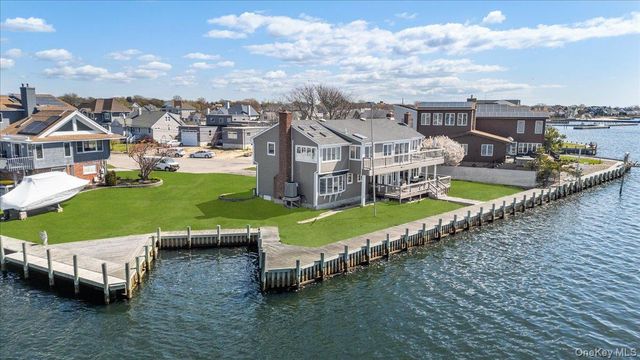 160 Sequams Lane W, West Islip, NY 11795