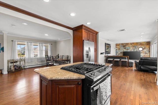 160 Sequams Lane W, West Islip, NY 11795
