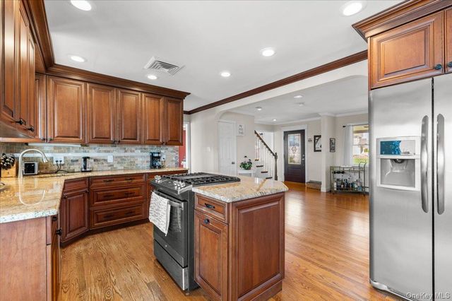 160 Sequams Lane W, West Islip, NY 11795