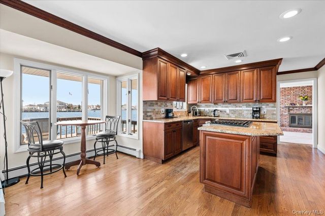 160 Sequams Lane W, West Islip, NY 11795