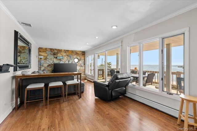 160 Sequams Lane W, West Islip, NY 11795