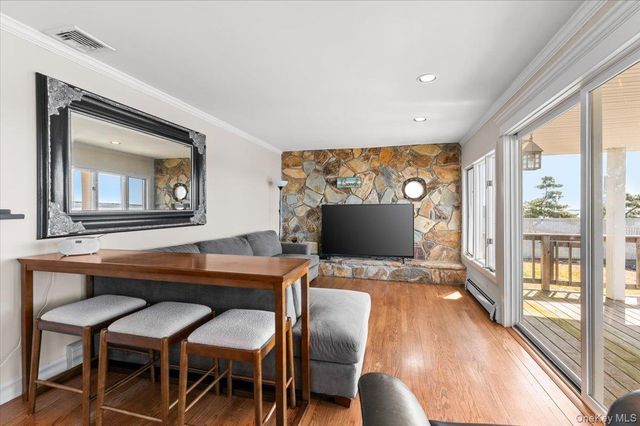 160 Sequams Lane W, West Islip, NY 11795