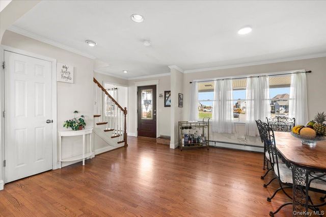 160 Sequams Lane W, West Islip, NY 11795
