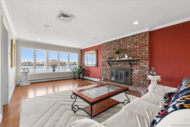 160 Sequams Lane W, West Islip, NY 11795
