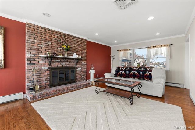 160 Sequams Lane W, West Islip, NY 11795