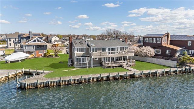 160 Sequams Lane W, West Islip, NY 11795