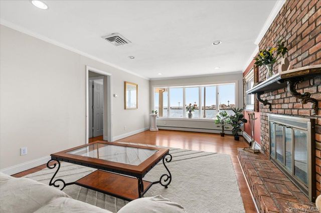 160 Sequams Lane W, West Islip, NY 11795