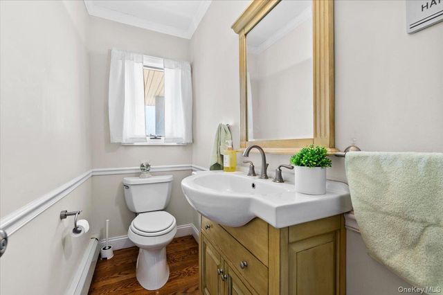 160 Sequams Lane W, West Islip, NY 11795