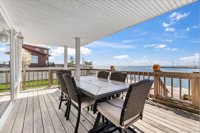 160 Sequams Lane W, West Islip, NY 11795