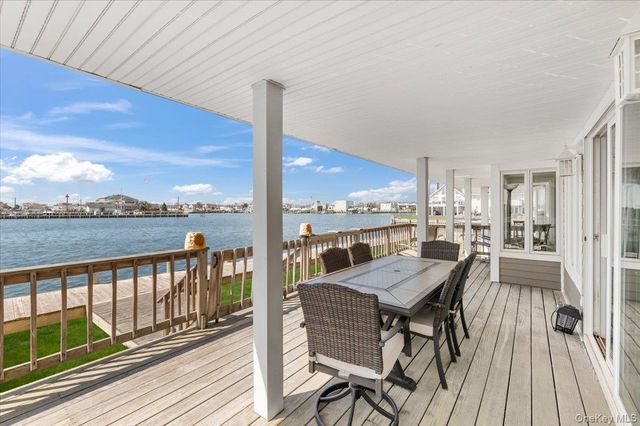 160 Sequams Lane W, West Islip, NY 11795