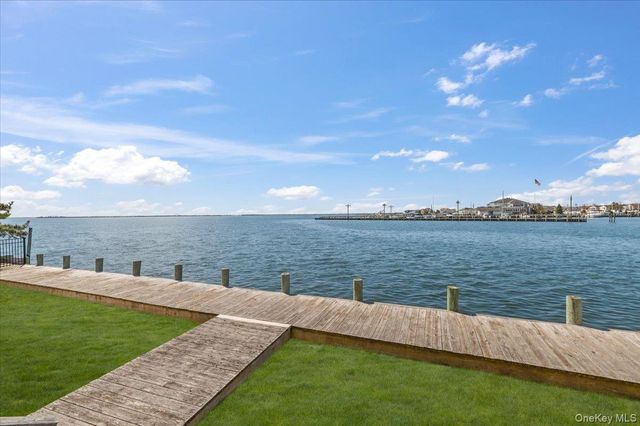 160 Sequams Lane W, West Islip, NY 11795