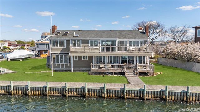160 Sequams Lane W, West Islip, NY 11795