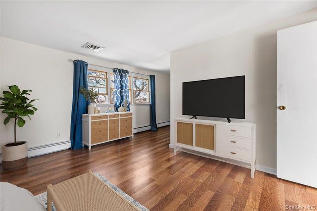 160 Sequams Lane W, West Islip, NY 11795