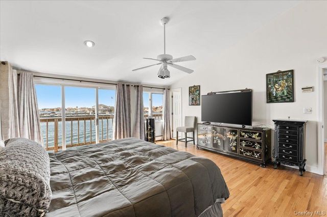 160 Sequams Lane W, West Islip, NY 11795