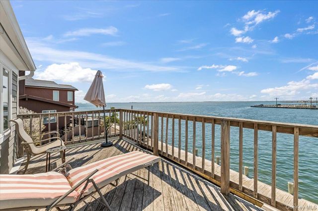 160 Sequams Lane W, West Islip, NY 11795