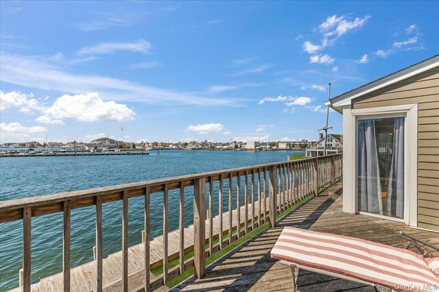 160 Sequams Lane W, West Islip, NY 11795