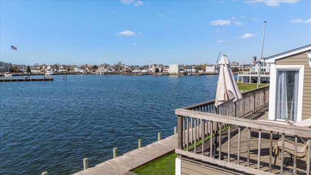 160 Sequams Lane W, West Islip, NY 11795