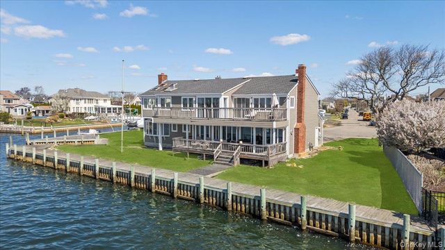 160 Sequams Lane W, West Islip, NY 11795