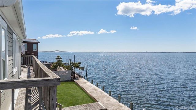 160 Sequams Lane W, West Islip, NY 11795