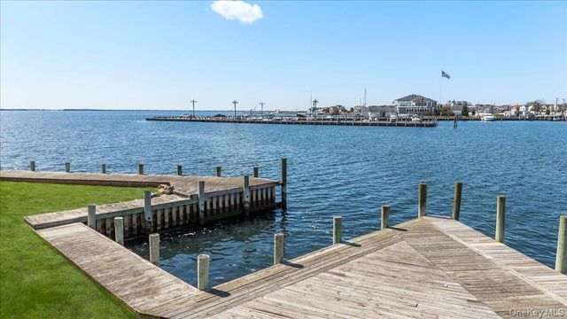 160 Sequams Lane W, West Islip, NY 11795