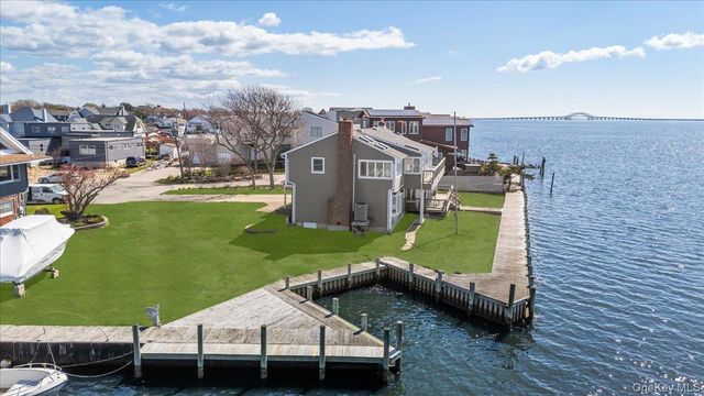 160 Sequams Lane W, West Islip, NY 11795