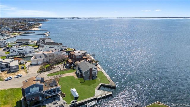 160 Sequams Lane W, West Islip, NY 11795