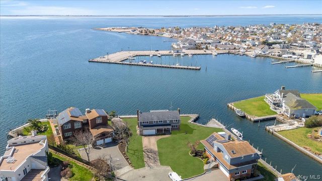 160 Sequams Lane W, West Islip, NY 11795