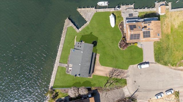 160 Sequams Lane W, West Islip, NY 11795