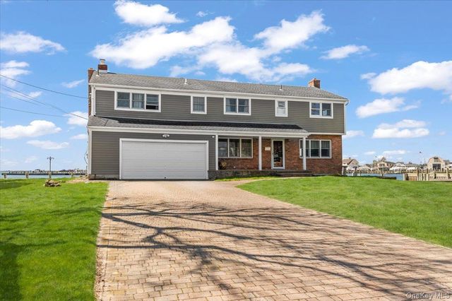 160 Sequams Lane W, West Islip, NY 11795