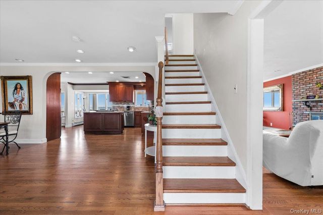 160 Sequams Lane W, West Islip, NY 11795