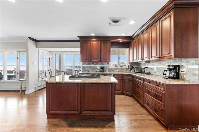 160 Sequams Lane W, West Islip, NY 11795