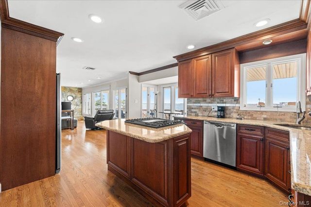 160 Sequams Lane W, West Islip, NY 11795