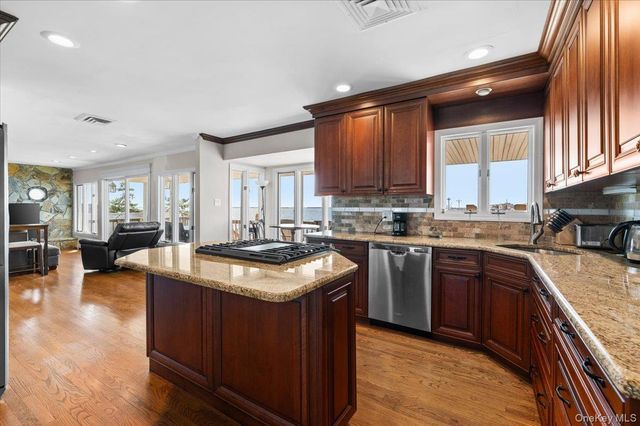 160 Sequams Lane W, West Islip, NY 11795