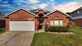 900 Pebblecreek Drive, Burleson, TX 76028