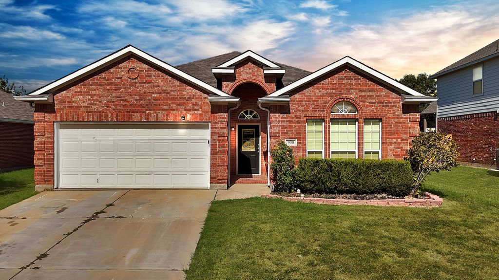 900 Pebblecreek Drive, Burleson, TX 76028