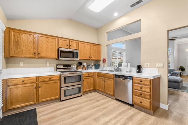 2020 Hanson Avenue, Clovis, CA 93611