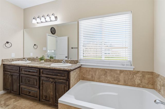 285 Hummingbird WAY, Martindale, TX 78655