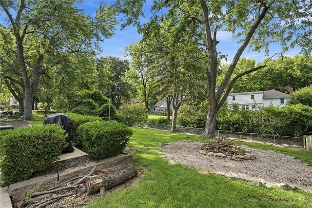 10069 Bluejacket Drive, Overland Park, KS 66214