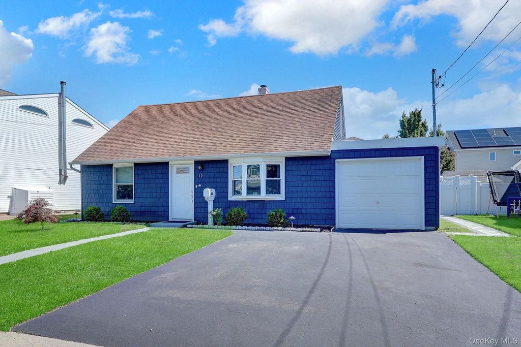 12 Carlton Drive, Massapequa, NY 11758 — photo 2