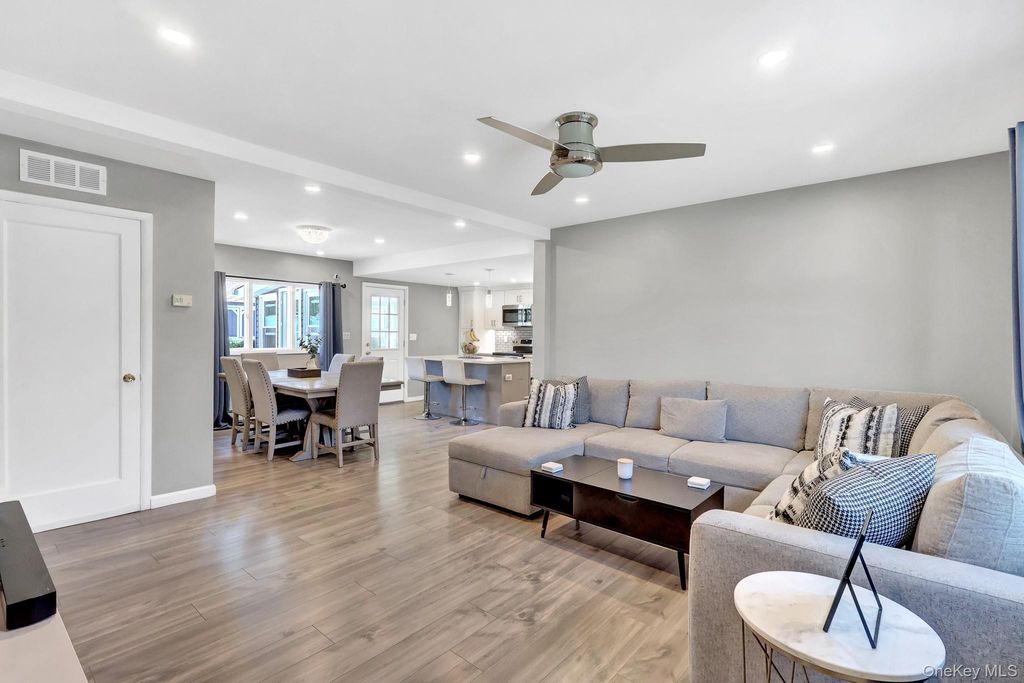 12 Carlton Drive, Massapequa, NY 11758 — photo 4