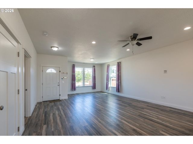 2010 ROOSEVELT Loop, North Bend, OR 97459