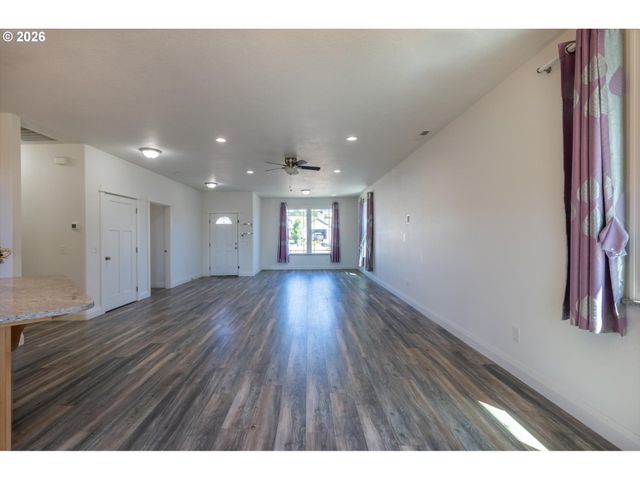 2010 ROOSEVELT Loop, North Bend, OR 97459