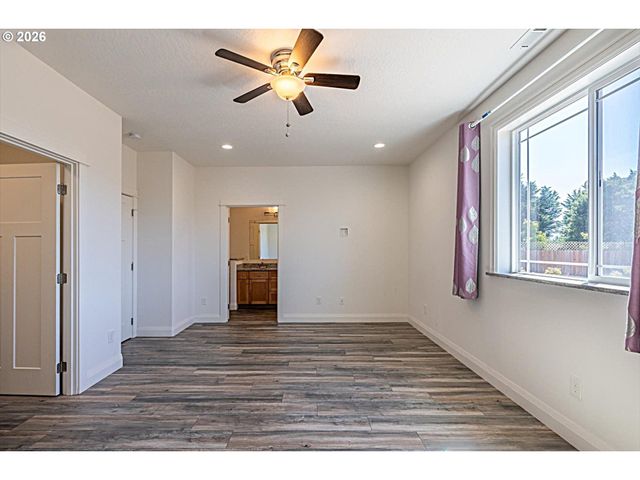 2010 ROOSEVELT Loop, North Bend, OR 97459