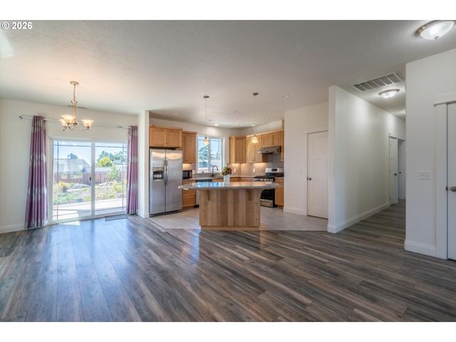 2010 ROOSEVELT Loop, North Bend, OR 97459